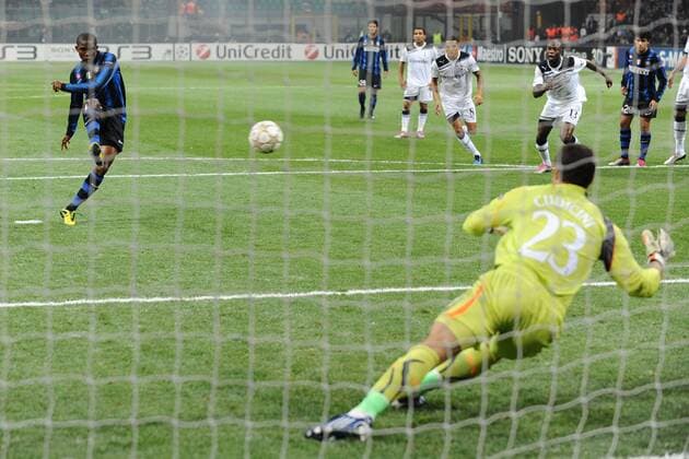 20.10.2010 - Inter Mailand vs. Tottenham Hotspur - Champions League - v.li.: Tor durch Samuel Eto o (Inter, L) gegen Carlo Cudicini (Tottenham) - 