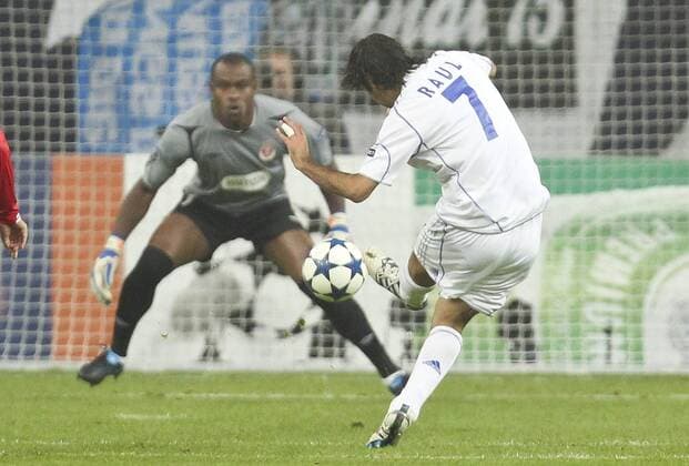 Gonzalez RAUL (Schalke, R) schiesst das Tor zum 1:0 gegen Vincent Enyeama (Hapoel) - UEFA Champions League in Gelsenkirchen, am 20.10.2010 - FC SCHALKE 04 - HAPOEL TEL AVIV 3:1