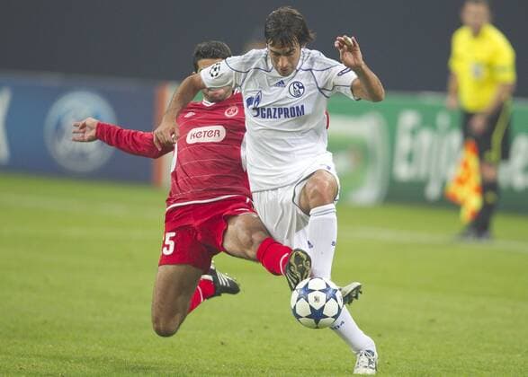 RAUL (Schalke, R) gegen Gal SHISH (Hapoel) - Champions League in Gelsenkirchen, am 20.10.2010 - FC SCHALKE 04 - HAPOEL TEL AVIV 3:1