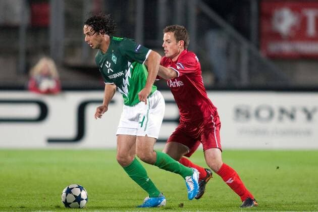 Claudio PIZARRO (Bremen, li.) gegen Wout BRAMA (Enschede) - Champions League, FC Twente Enschede vs. Werder Bremen 1:1, am 20.10.2010 in Enschede