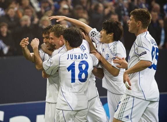 RAUL (L) jubelt mit v.r. Klaas Jan HUNTELAAR, Atsuto UCHIDA, Jose Manuel JURADO, Benedikt HÖWEDES (alle Schalke) - Champions League in Gelsenkirchen, am 20.10.2010 - FC SCHALKE 04 - HAPOEL TEL AVIV 3:1
