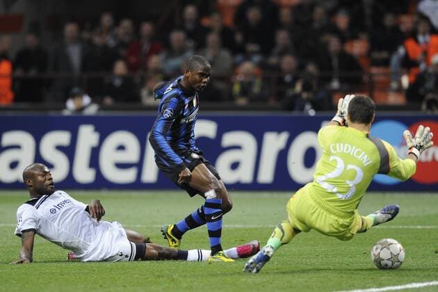 Inter Mailand (blau schwarz) vs Tottenham Hotspur (weiß) --- Tor Samuel Eto o (Inter), li. William Gallas 