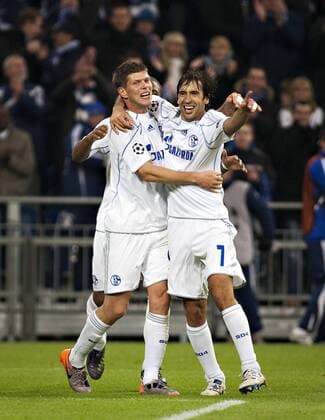CHAMPIONS LEAGUE - FC Schalke 04 vs. FC Hapoel Tel Aviv 3:1 - 20.10.2010 - Schalker Jubel nach dem 2:0: Klaas Jan HUNTELAAR (L) und Torschuetze RAUL (beide Schalke) jubeln nach dem 2:0 