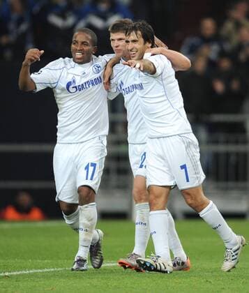CHAMPIONS LEAGUE - FC Schalke 04 vs. FC Hapoel Tel Aviv 3:1 - 20.10.2010 - v.li. jubeln Jefferson Farfan (Schalke 04), Klaas-Jan Huntelaar (Schalke 04) und Raul Gonzalez (FC Schalke 04)
