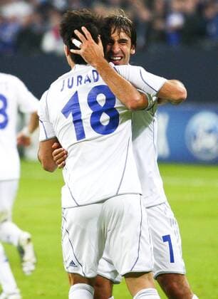 Jose Manuel JURADO (L) jubelt mit Raul (beide Schalke) - CHAMPIONS LEAGUE - FC Schalke 04 vs. FC Hapoel Tel Aviv 3:1 - 20.10.2010