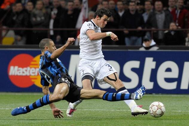 Gareth Bale (Tottenham, R) scores the 4-1 goal against Walter Samuel (Inter) - Champions League - Inter Mailand vs. Tottenham Hotspur 4:3 - 20.10.2010 - EDITORIAL USE ONLY. No use with unauthorised audio, video, data, fixture lists, club league logos or live services. Online in-match use limited to 120 images, no video emulation. No use in betting, games or single club league player publications.