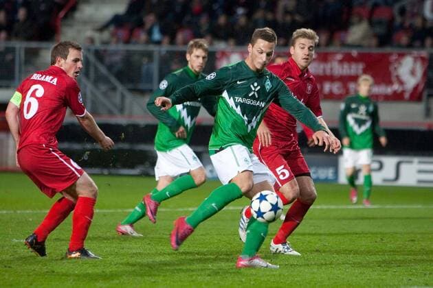 Marko ARNAUTOVIC (Bremen, 2.v.r.) schiesst das Tor zum 1:1 gegen Wout BRAMA (li.) und Rasmus BENGTSSON (Enschede) - Champions League - FC Twente Enschede vs. Werder Bremen 1:1 am 20.10.2010 in Enschede