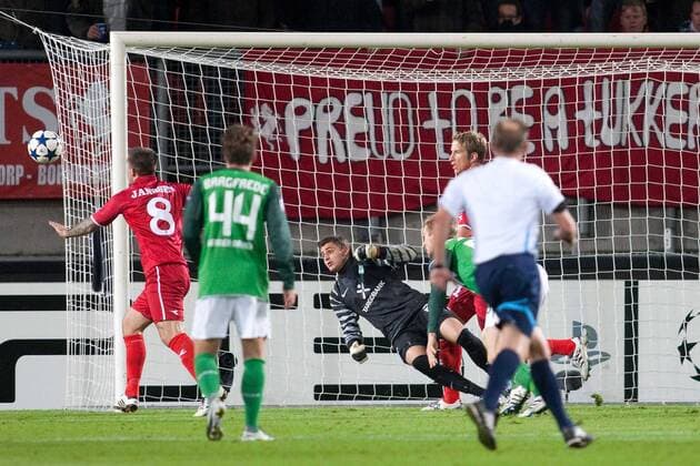 Theo JANSSEN (Enschede, li.) erzielt das Tor zum 1:0 für Enschede gegen Torwart Sebastian MIELITZ (Bremen) - Champions League - FC Twente Enschede vs. Werder Bremen 1:1 am 20.10.2010 in Enschede