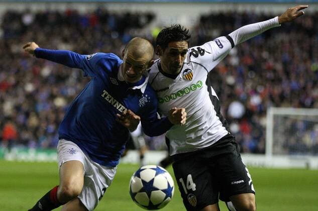 Glasgow Rangers (blue) - FC Valencia (white), Vladimir Weiss of Rangers and Vicente of Valencia  101592558 1015