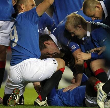 Glasgow Rangers (blue) - FC Valencia (white), Rangers player congratulate and injured Maurice Edu on his goal  101592558 1015 o0 Jubel, Freude Verletzung