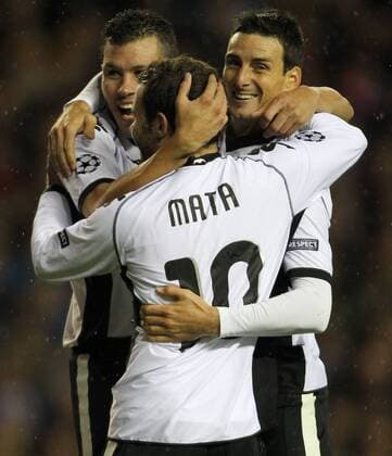 Glasgow Rangers (blue) - FC Valencia (white), Aritz Aduriz (R) scores the equalizer  101592558 1015 o0 Jubel, Freude
