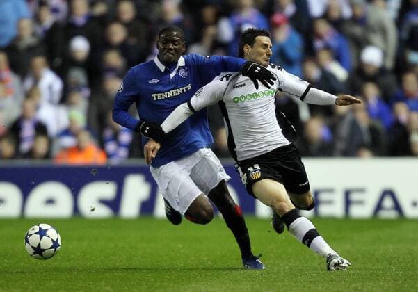 Glasgow Rangers (blue) - FC Valencia (white), Maurice Edu (L) and Aritz Aduriz  101592558 1015