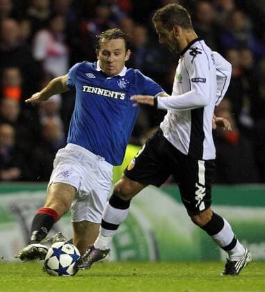 Glasgow Rangers (blue) - FC Valencia (white), Pablo Hernandez of Valencia and Sasa Papac of Rangers  101592558 1015