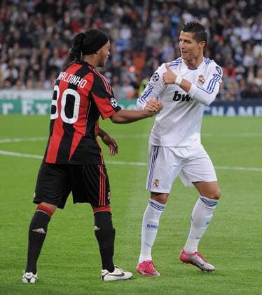 Champions League Saison 2010 2011 Gruppe G Real Madrid CF - AC Mailand 19.10.2010 Shake Hands, Cristiano RONALDO (re, Real Madrid) und RONALDINHO (Mailand) 