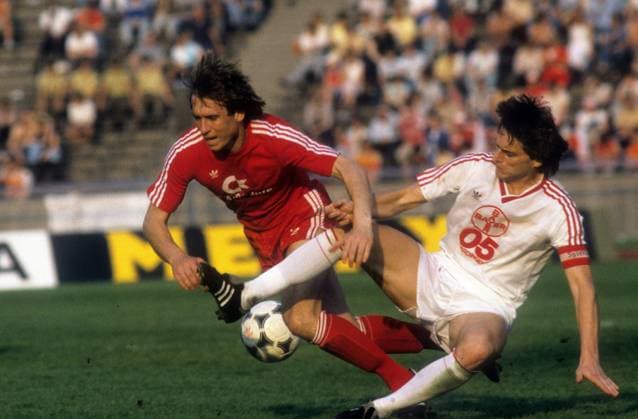 Norbert Eder (FC Bayern München, li.) gegen Matthias Herget (Bayer 05 Uerdingen) o0 DFB Pokal 1984 1985, Pokalspiel, Pokalfinale, Finale