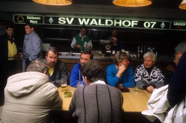 Fans des SV Waldhof Mannheim in der Vereinsgaststätte o0 1. BL, Saison 1987 1988, Fotostory, Vereinsstory, Zuschauer, Stadiongastronomie