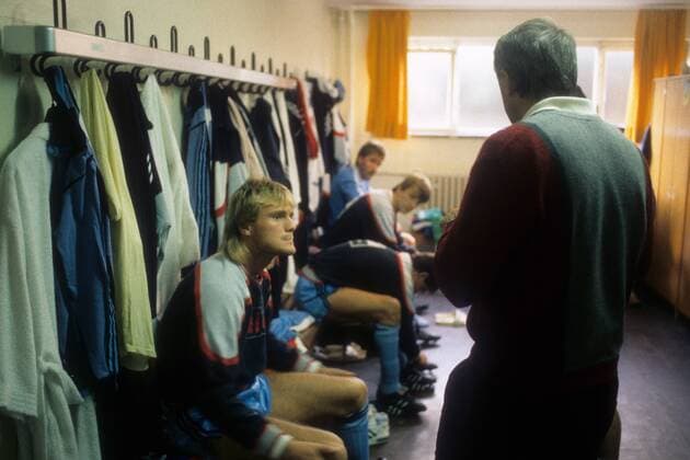 Jörg Neun (li.) in der Kabine im Gespräch mit Trainer Felix Latzke (Beide SV Waldhof Mannheim) o0 1. BL, Saison 1987 1988, Fotostory, Vereinsstory, Ludwigshafen