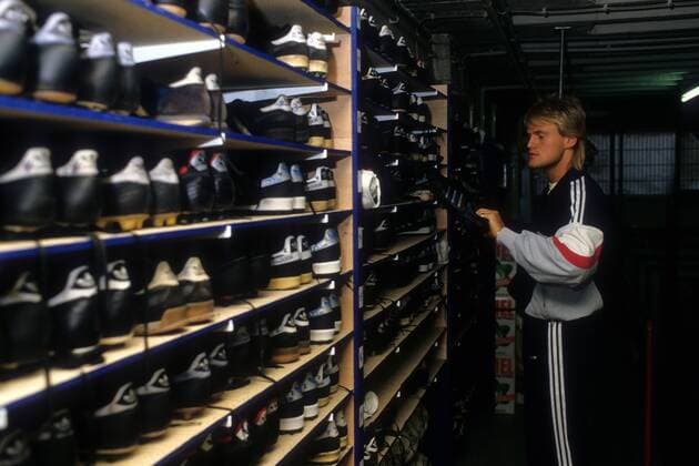 Jörg Neun (SV Waldhof Mannheim) kann aus unzähligen Paaren Schuhe wählen o0 1. BL, Saison 1987 1988, Fotostory, Vereinsstory, Ludwigshafen