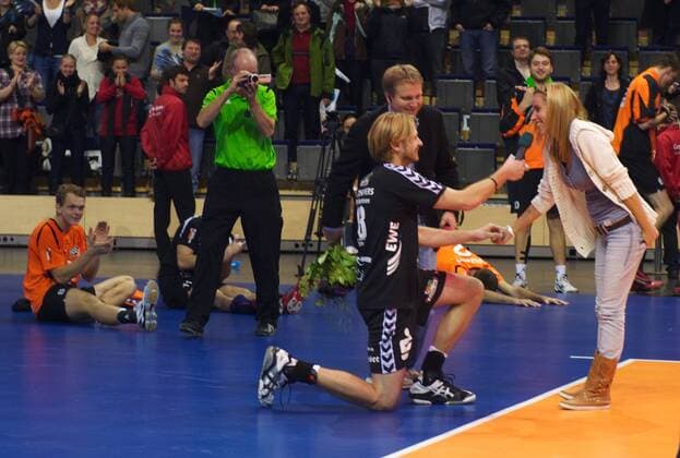 Volleyball DVL Berlin 20.10.2010, SCC Berlin vs Netzhoppers Königs Wusterhausen Bestensee --- Manuel Rieke (Königswusterhausen-Bestensee, No.13) macht seiner Freundin einen Hochzeitsantrag nach dem Spiel direkt auf dem Spielfeld
