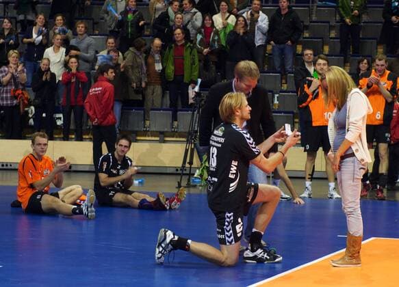 Volleyball DVL Berlin 20.10.2010, SCC Berlin vs Netzhoppers Königs Wusterhausen Bestensee --- Manuel Rieke (Königswusterhausen-Bestensee, No.13) macht seiner Freundin einen Hochzeitsantrag nach dem Spiel direkt auf dem Spielfeld