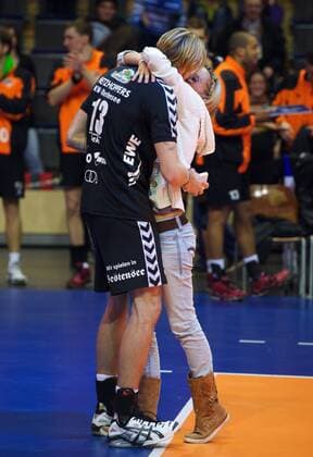 Volleyball DVL Berlin 20.10.2010, SCC Berlin vs Netzhoppers Königs Wusterhausen Bestensee --- Manuel Rieke (Königswusterhausen-Bestensee, No.13) macht seiner Freundin einen Hochzeitsantrag nach dem Spiel direkt auf dem Spielfeld