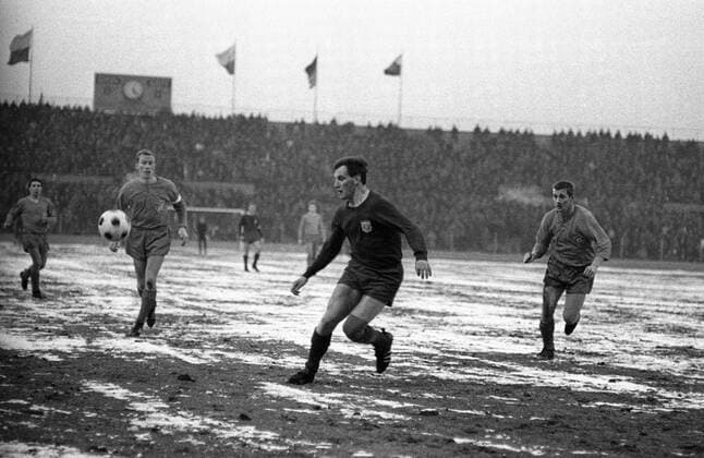 Franz Roth (Bayern, Mitte) Fußball 1. BL Herren Saison 1966 1967, FC Bayern München - Karlsruher SC 2:2, Karlsruhe, KSC Einzelbild München