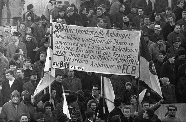 Bayern Fans richten sich mit einem Doppelhalter pro Franz Beckenbauer (Bayern) an die BILD Zeitung Fußball 1. BL Herren Saison 1966 1967, FC Bayern München - Karlsruher SC 2:2, Karlsruhe, KSC Totale München