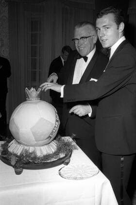 Franz Beckenbauer (re.) und Präsident Wilhelm Neudecker (beide Bayern) während der Saisonabschlussfeier des FC Bayern im Hotel Bachmair am Tegernsee Fußball 1. BL Herren Saison 1966 1967, FC Bayern München, Fest, Feier, Saisonabschlussfeier, privat Gruppe Tegernsee