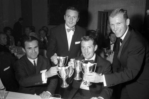 Saisonabschlussfeier des FC Bayern im Hotel Bachmair am Tegernsee, v. li.: Dieter Koulmann, Hans Nowak, Gast Fritz Walter, Peter Kupferschmidt Fußball 1. BL Herren Saison 1966 1967, FC Bayern München, Fest, Feier, Saisonabschlussfeier, privat Gruppe Tegernsee Freude,
