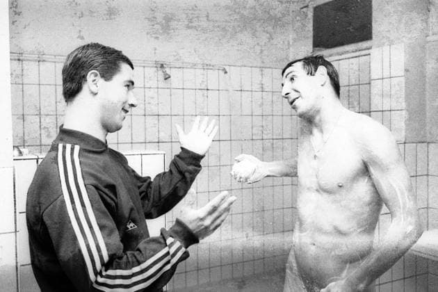 Gerd Müller (Bayern, li.) tröstet den sich unter der Dusche einseifenden Torwart Jean Nicolay (Lüttich), nachdem er diesem im Rückspiel des Halbfinals des Europapokals der Pokalsieger 1966 1967 drei eingeschenkt hat Fußball EC 2 Herren Europapokal der Pokalsieger 1966 1967, Standard Lüttich - FC Bayern München 1:3 Gruppe Lüttich Harmonie, Freude, Kameradschaft,