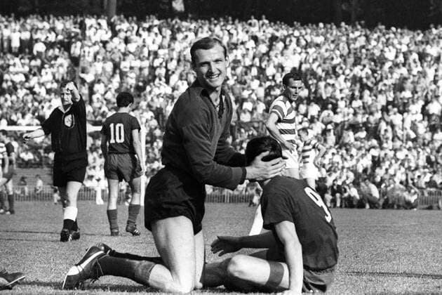 Torwart Manfred Manglitz (Meidericher SV, li.) kümmert sich um Rainer Ohlhauser (Bayern) Fußball Herren DFB Pokal Finale 1965 1966, Pokalspiel, Pokalfinale, FC Bayern München - Meidericher SV 4:2 Gruppe MSV Duisburg, Meiderich Frankfurt M. Harmonie, Kameradschaft,