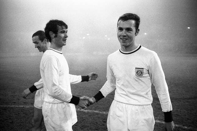 Abgang Bayern, v. re.: Franz Beckenbauer, Rudolf Nafziger, Rainer Ohlhauser Fußball 1. BL Herren Saison 1967 1968, FC Bayern München - 1. FC Kaiserslautern 4:1, Lautern Gruppe München Freude,