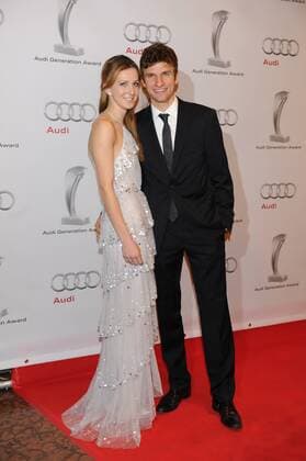 Thomas Müller (GER FC Bayern München) mit Ehefrau Lisa Audi Generation Award 2010 Preis, Auszeichung, Ehrung Hotel Bayerischer Hof München 23. Oktober 2010 o0 Fußball, Spielerfrau, Partnerin, Frau, Ehefrau,