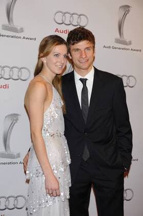 Thomas Müller (GER FC Bayern München) mit Ehefrau Lisa Audi Generation Award 2010 Preis, Auszeichung, Ehrung Hotel Bayerischer Hof München 23. Oktober 2010 o0 Fußball, Spielerfrau, Partnerin, Frau, Ehefrau,