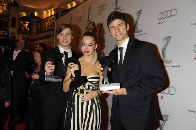Preisträger V.li.: Schauspieler David Kross, Sängerin Aura Dione und Thomas Müller (GER FC Bayern München) Audi Generation Award 2010 Preis, Auszeichung, Ehrung Hotel Bayerischer Hof München 23. Oktober 2010 o0 Fußball, people, kunst