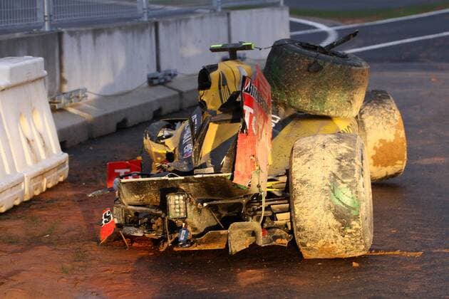 Race, Vitaly Petrov (RUS), Renault F1 Team, R30 crash Korean Grand Prix - 