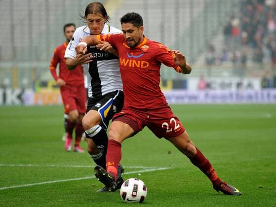 Marco Borriello (Roma) gegen Gabriel Paletta (Parma) --- Serie A 2010 2011 - FC Parma (weiß) vs AS Rom (rot) 0:0 --- giorgioxperottino