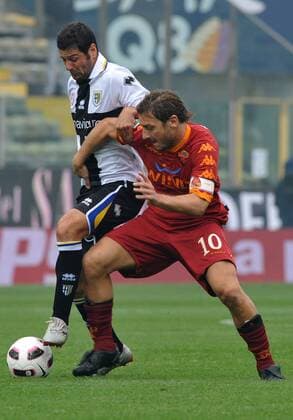 Francesco Totti (Roma) und Alessandro Lucarelli (Parma) --- Serie A 2010 2011 - FC Parma (weiß) vs AS Rom (rot) 0:0 --- giorgioxperottino