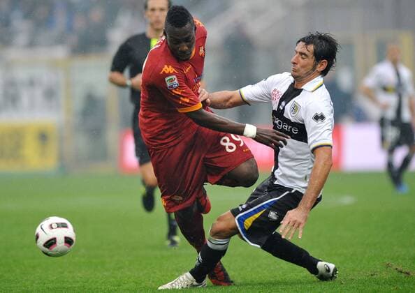 Alessandro Lucarelli (Parma) und Stefano Okaka (Roma) --- Serie A 2010 2011 - FC Parma (weiß) vs AS Rom (rot) 0:0 --- giorgioxperottino