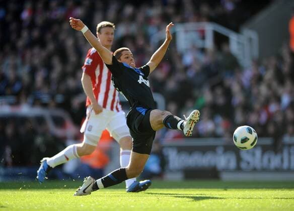 Football - Barclays Premiership - Stoke City vs. Manchester United Javier Chicharito Hernandez (R) of Manchester United stretches for a crossed ball at the Britannia Stadium, Stoke  o0 ManU,