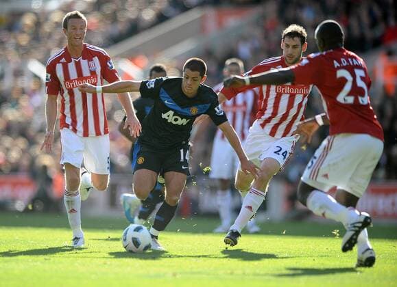 Stoke City vs. Manchester United (ManU) - Javier Chicharito Hernandez (2.L) of Manchester United in action against Rory Delap (Stoke, 2,R) at the Britannia Stadium, Stoke  o0 ManU