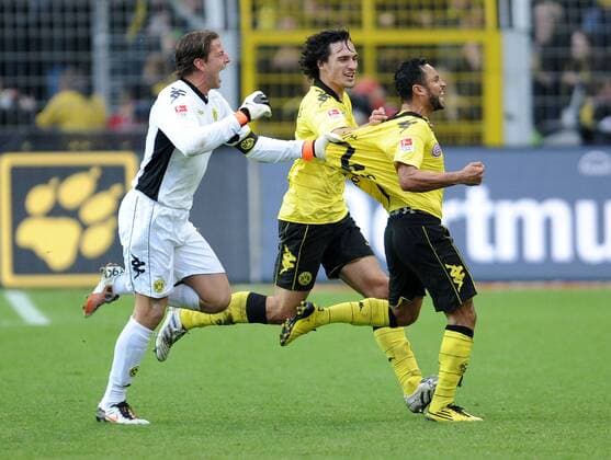Fussball, 24-10-10, 1. Bundesliga, 9. Spieltag, Saison 2010-2011 BORUSSIA DORTMUND BVB - 1899 HOFFENHEIM: Jubel Dortmund nach dem 1-1, v.re. Antonio da Silva, Mats Hummels (Borussia Dortmund) und Torhueter Roman Weidenfeller (Borussia Dortmund)