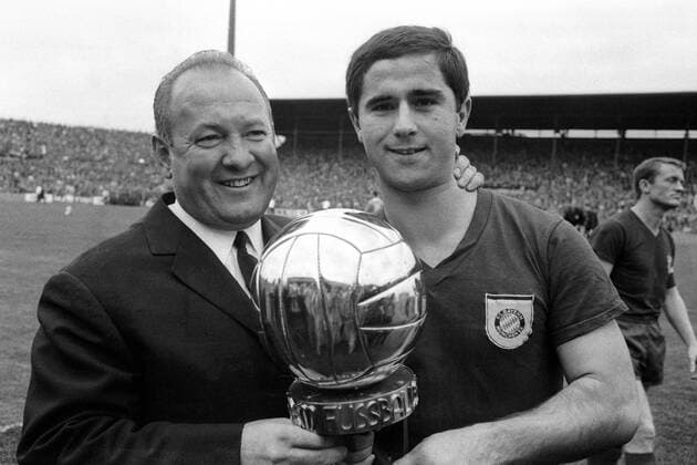 Gerd Müller (re.), deutscher Spieler des Jahres 1967, daneben Trainer Zlatko Tschik Cajkovski (beide Bayern) Fußball 1. BL Herren Saison 1967 1968, FC Bayern München Gruppe München Freude,