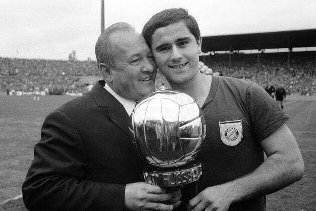 Gerd Müller (re.), deutscher Spieler des Jahres 1967, daneben Trainer Zlatko Tschik Cajkovski (beide Bayern) Fußball 1. BL Herren Saison 1967 1968, FC Bayern München Gruppe München Freude,