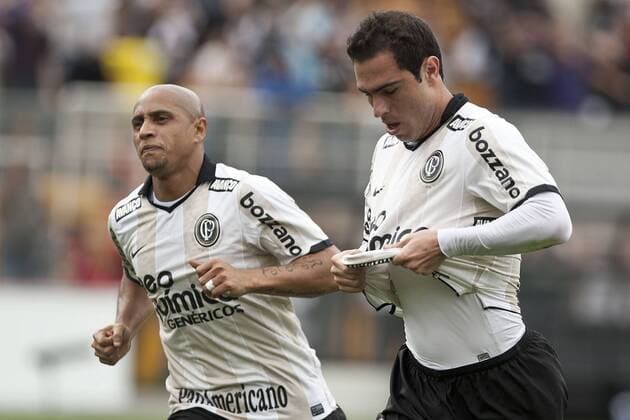 Bruno Cesar and Roberto Carlos - Corinthians Sao Paulo vs SE Palmeiras Sao Paulo - 24 10 2010. x(7x)xDanielxAugustoxJr.x 