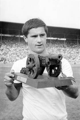 Gerd Müller (Bayern) wird als Torschützenkönig der Saison 1966 1967 ausgezeichnet Fußball 1. BL Herren Saison 1967 1968, FC Bayern München - Hannover 96 1:0 Einzelbild München