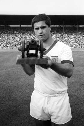 Gerd Müller (Bayern) wird als Torschützenkönig der Saison 1966 1967 ausgezeichnet Fußball 1. BL Herren Saison 1967 1968, FC Bayern München - Hannover 96 1:0 Einzelbild München
