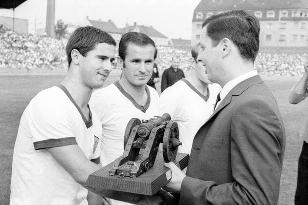 Gerd Müller (li.) wird als Torschützenkönig der Saison 1966 1967 ausgezeichnet, daneben Dieter Koulmann (beide Bayern) Fußball 1. BL Herren Saison 1967 1968, FC Bayern München - Hannover 96 1:0 Gruppe München