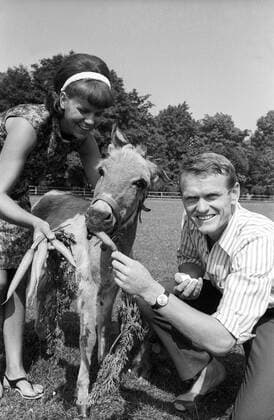 Torwart Sepp Maier (Deutschland FC Bayern München) mit seiner Frau Agnes und Esel Seppl Fußball 1. BL Herren Saison 1967 1968, FC Bayern München, Fotoshooting Gruppe München Freude,
