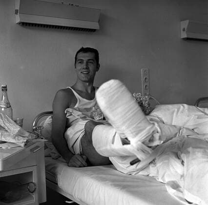 Franz Beckenbauer (BRD FC Bayern München) mit Gipsbein im Krankenhaus Fußball 1. BL Herren Saison 1967 1968 Einzelbild München